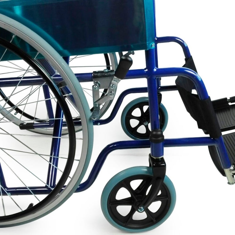 Sedia a rotelle pieghevole con grandi ruote blu